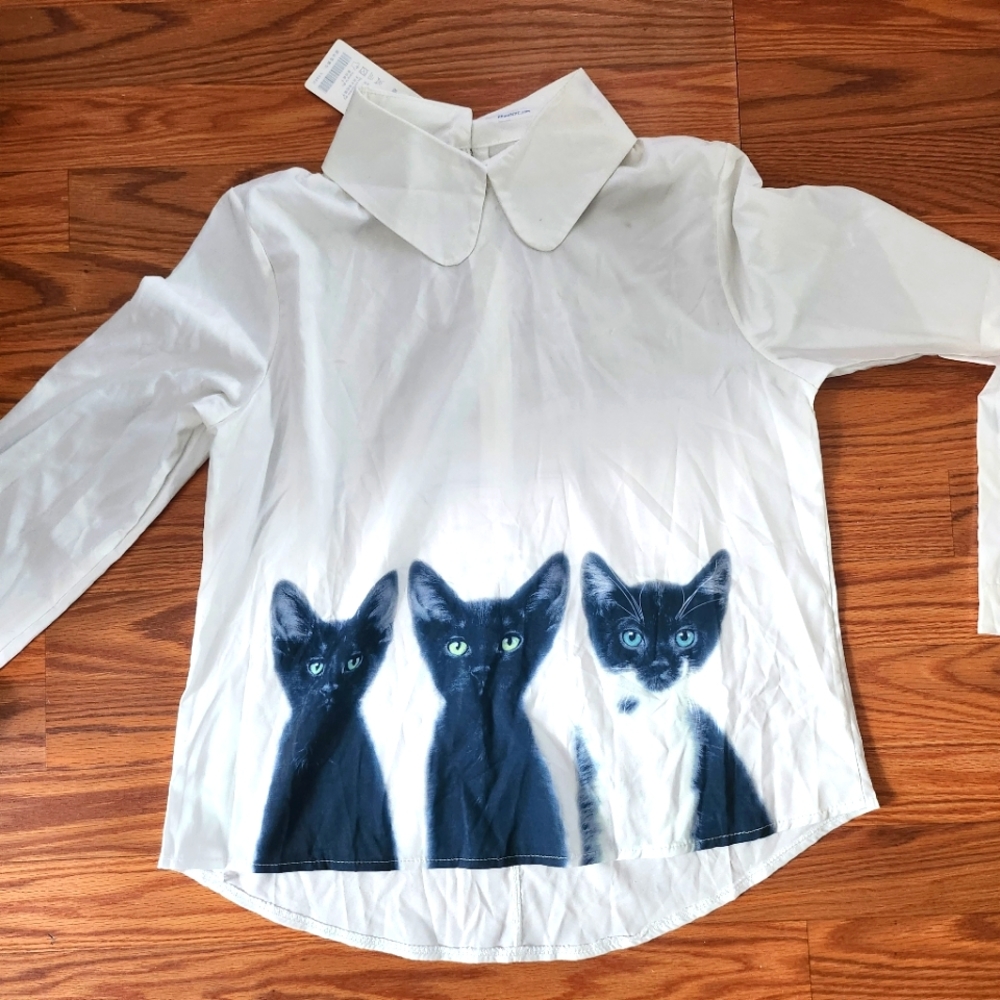 ADORABLE WHITE TOP WITH KITTENS